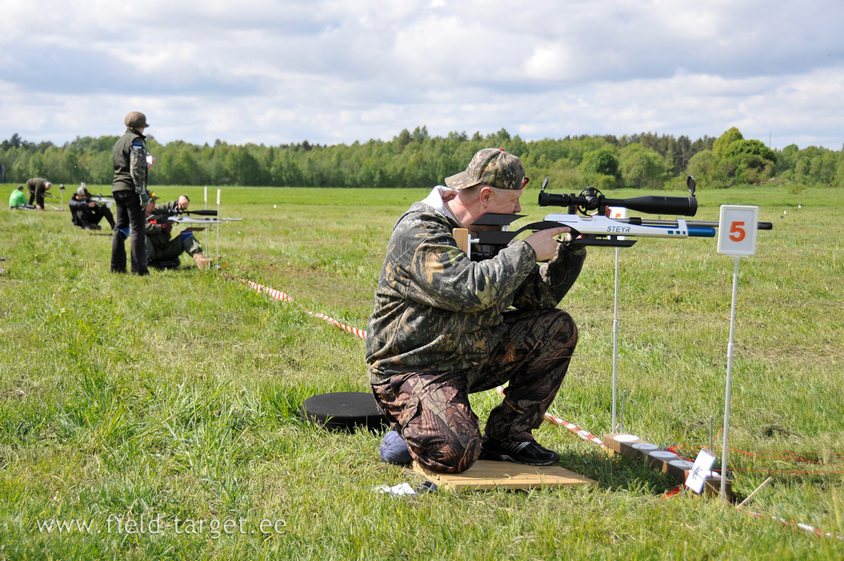 Hannes Kruus in kneeling position wit Steyr LG110 on Line 5